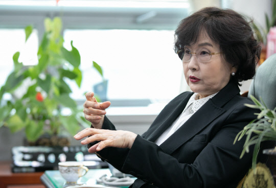 김명자 한국과학기술단체총연합회장·前환경부장관  박동욱기자 fufus@